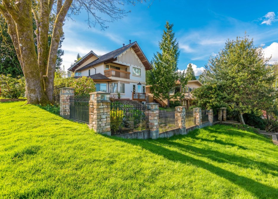 Коттедж кирпичный двухэтажный