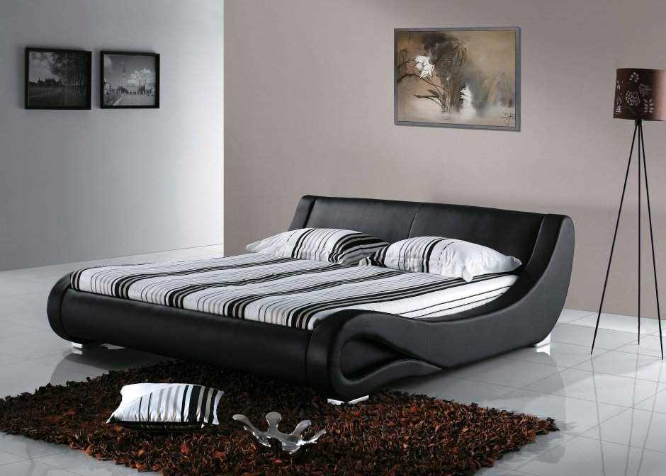 Кровать двуспальная с обшивкой кожей