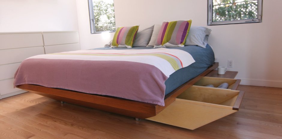Кровать без ножек на полу