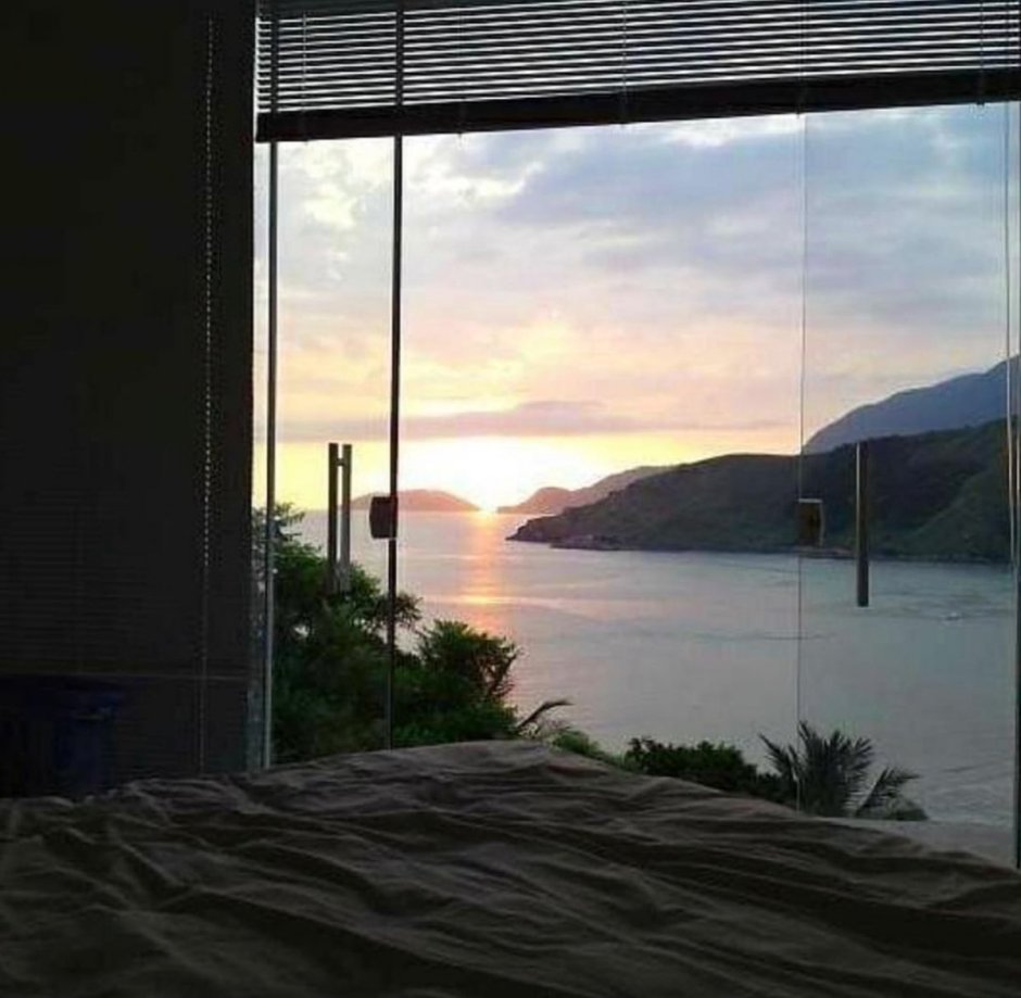 Вид из комнаты на море