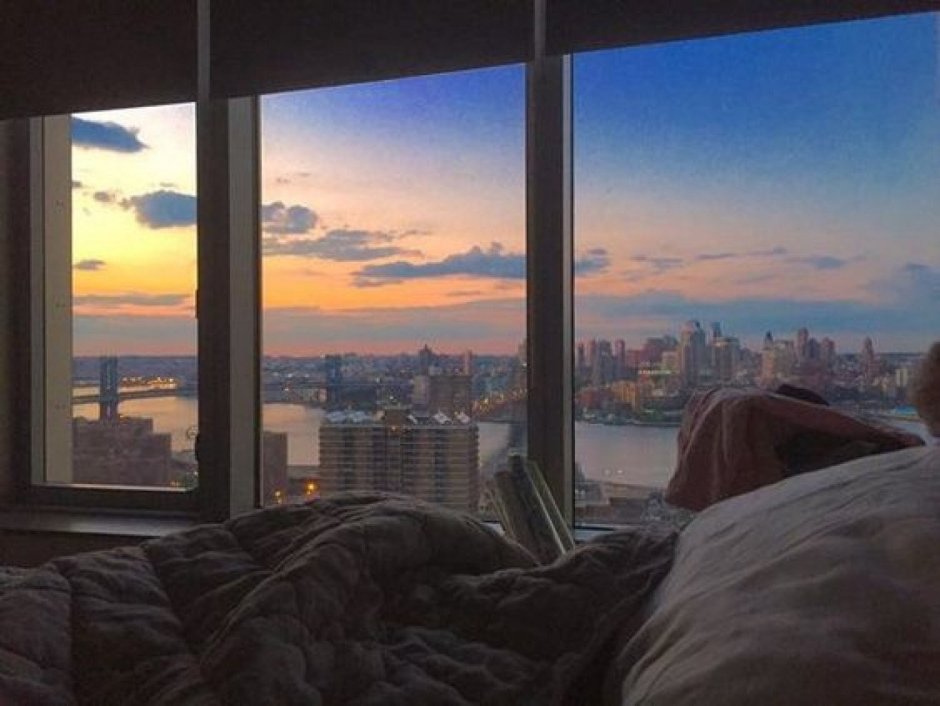 Подоконник с видом на город