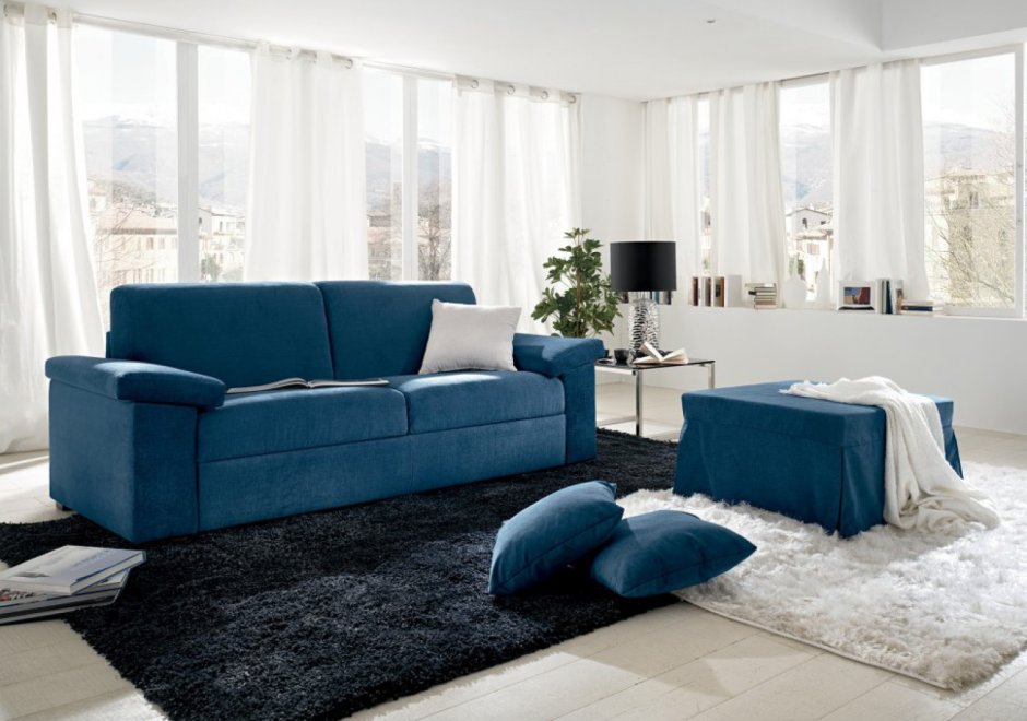Шторы к голубому дивану в интерьере