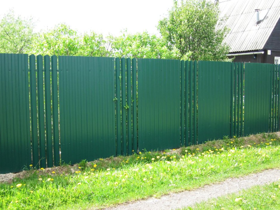 Забор из профлиста и штакетника комбинированный