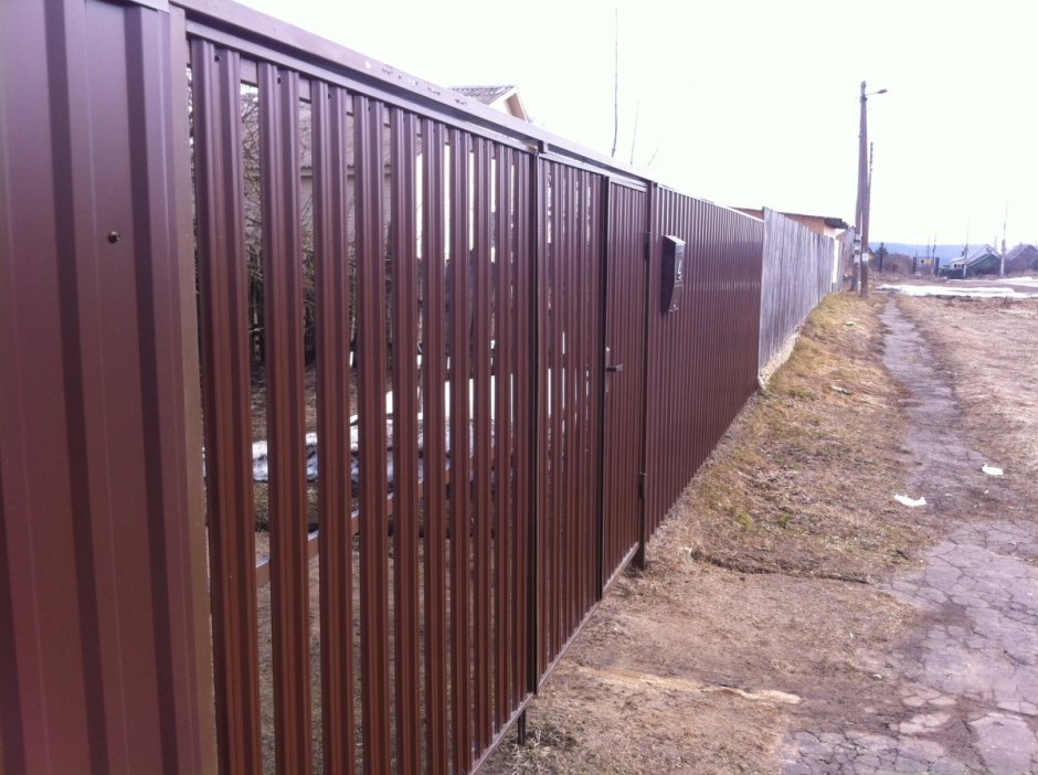 Забор из евроштакетника с коваными воротами