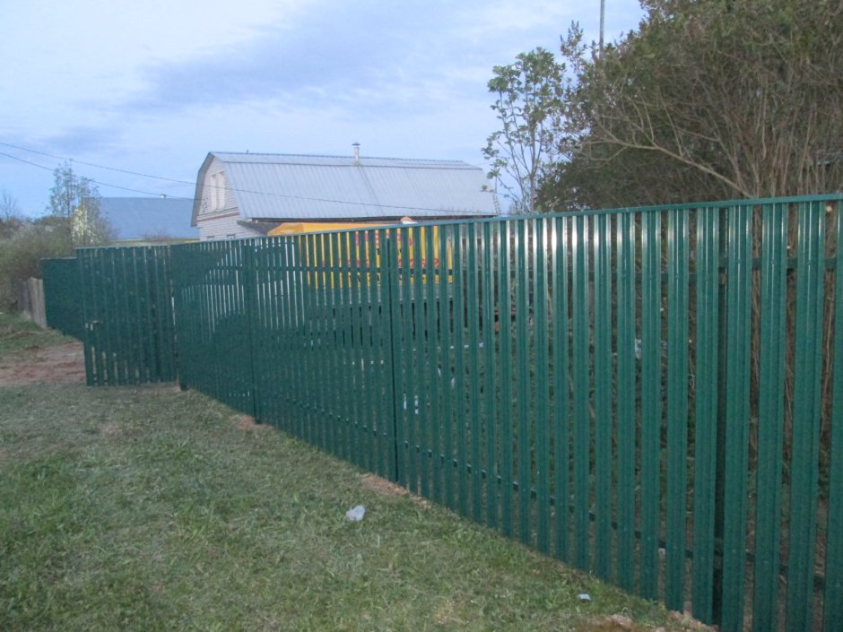 Комбинированный забор штакетник и профнастил