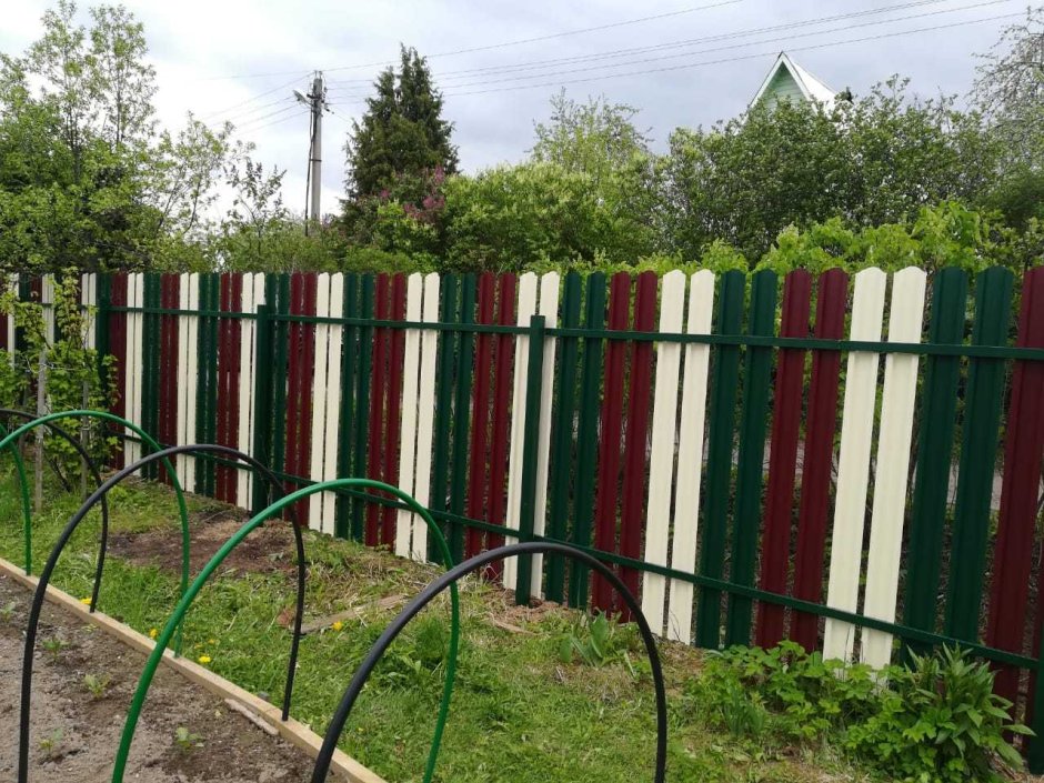 Забор из штакетника с кирпичными столбами