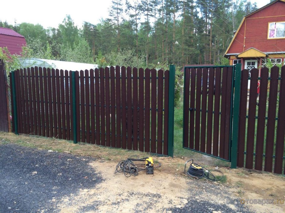 Комбинированный забор металлический штакетник и сетка