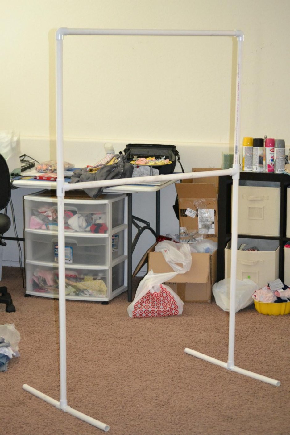 Стойка для одежды из труб