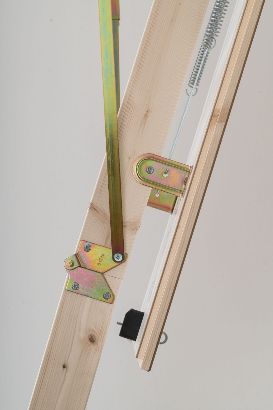 Поворотный механизм для чердачной лестницы