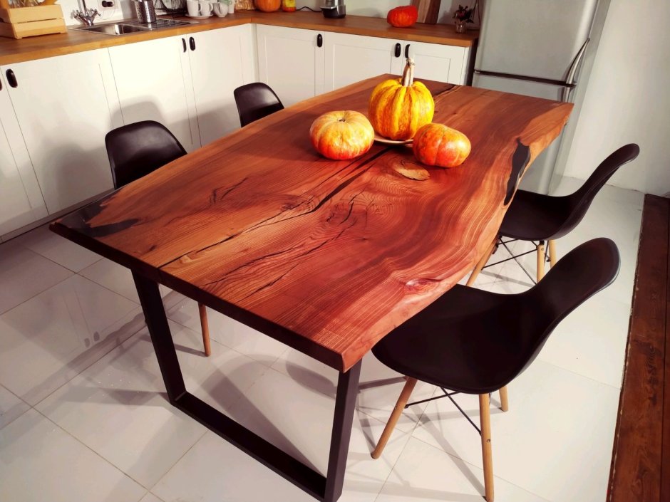 Деревянный стол на металлических ножках