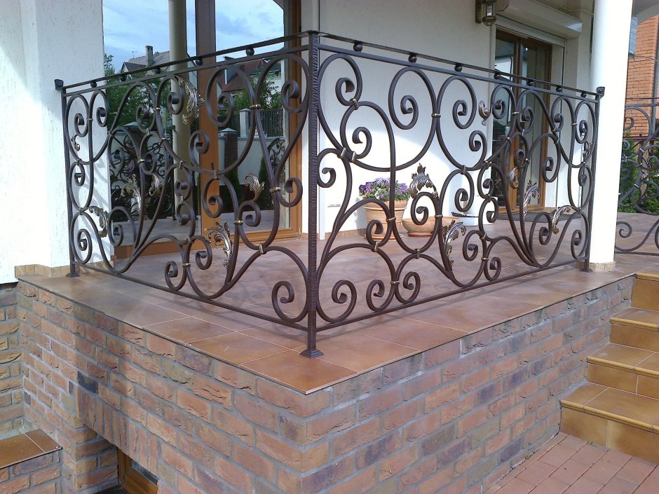 Кованые перила на веранде