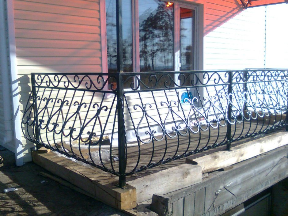 Кованые перила на балкон в частном доме