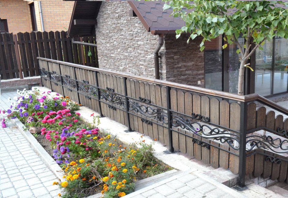 Кованые перила с деревянными столбами
