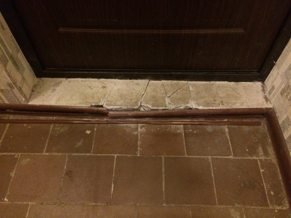 Порог в коридоре