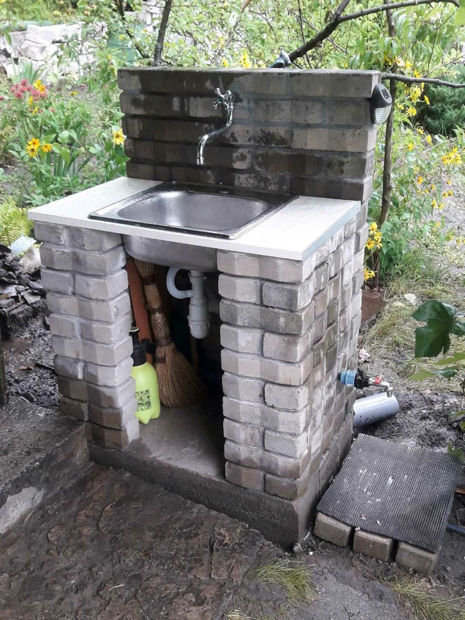 Раковина на даче на улице