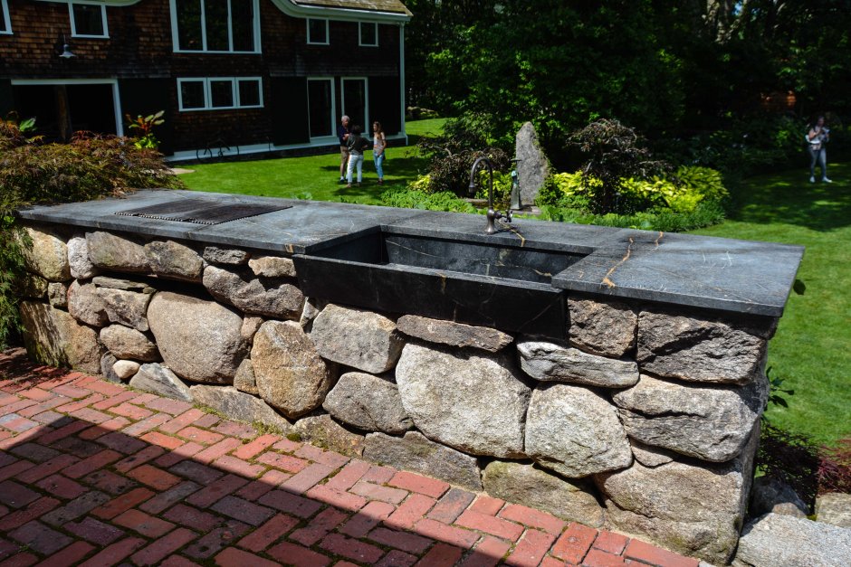 Уличная раковина из камня