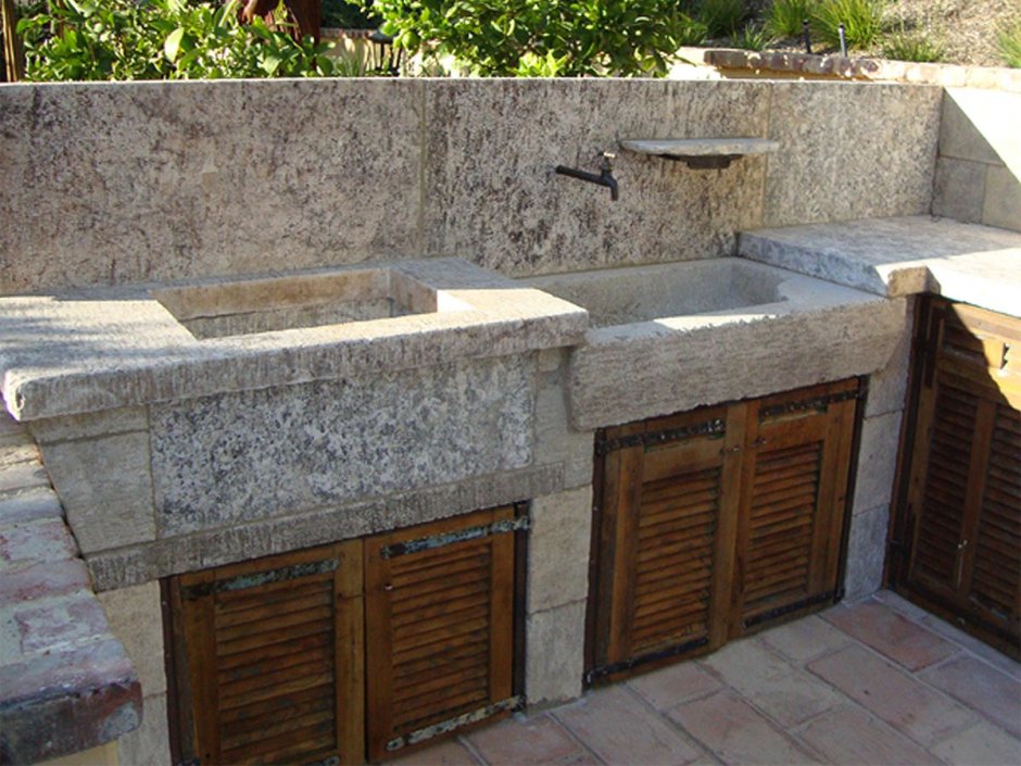 Уличная раковина из камня