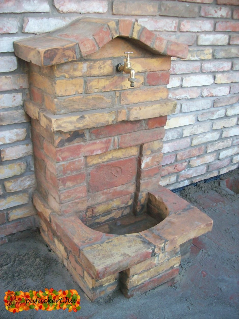 Кран во дворе из кирпича