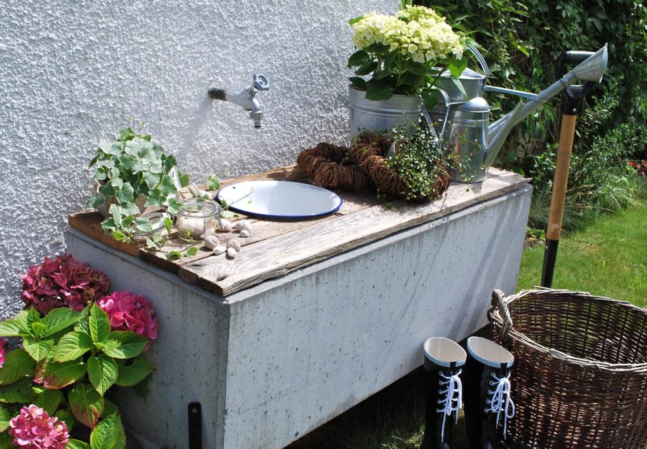 Умывальник в саду на даче