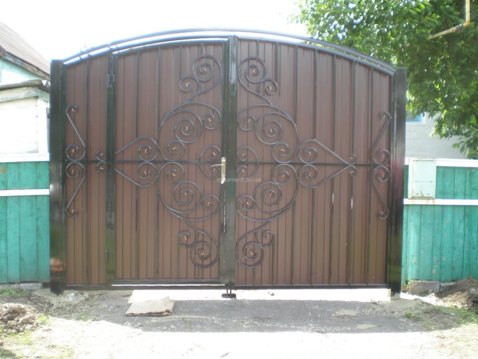 Ворота кованые с калиткой внутри из профнастила с высотой 2 метра