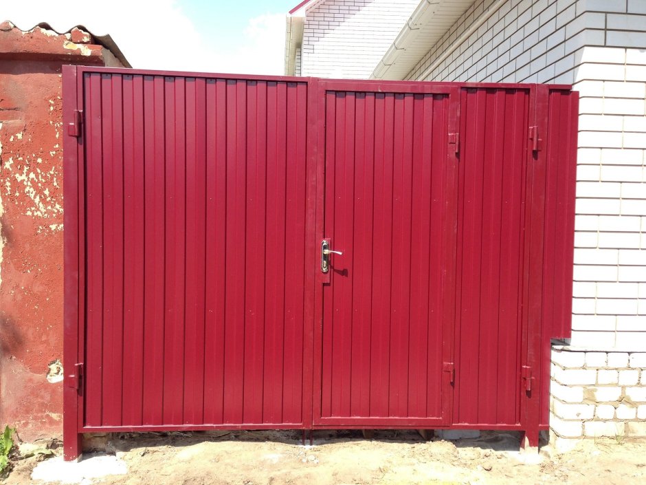 Ворота со встроенной калиткой из профнастила