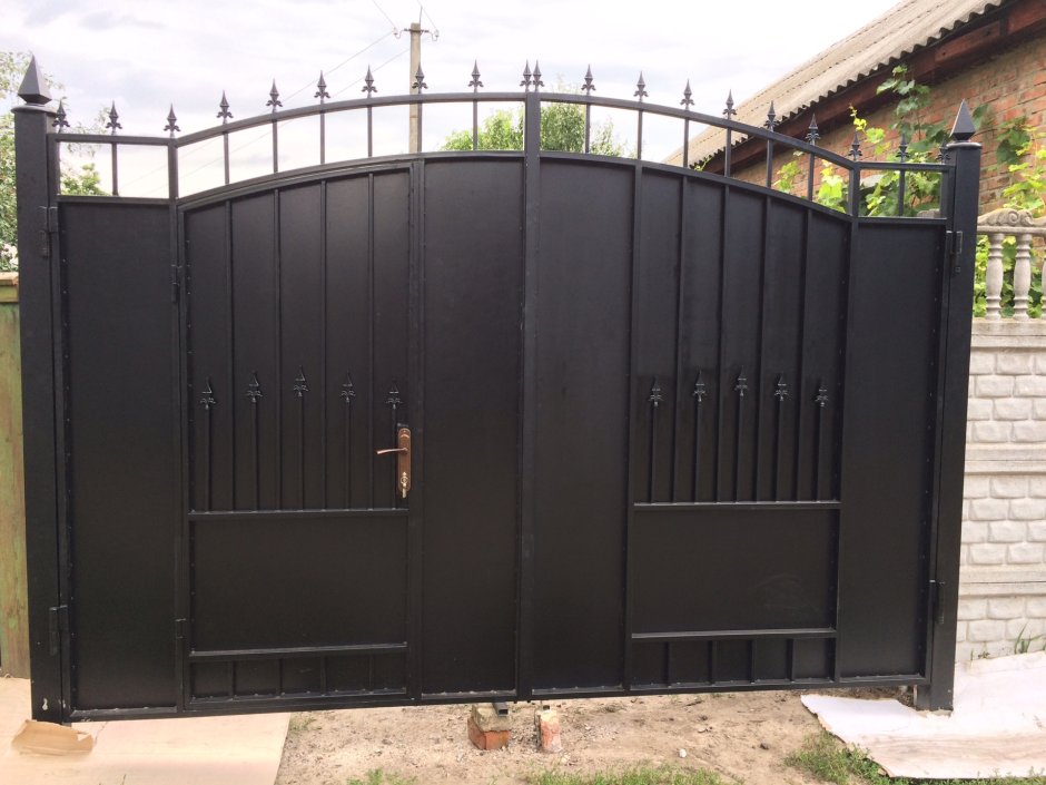 Ворота с калиткой внутри