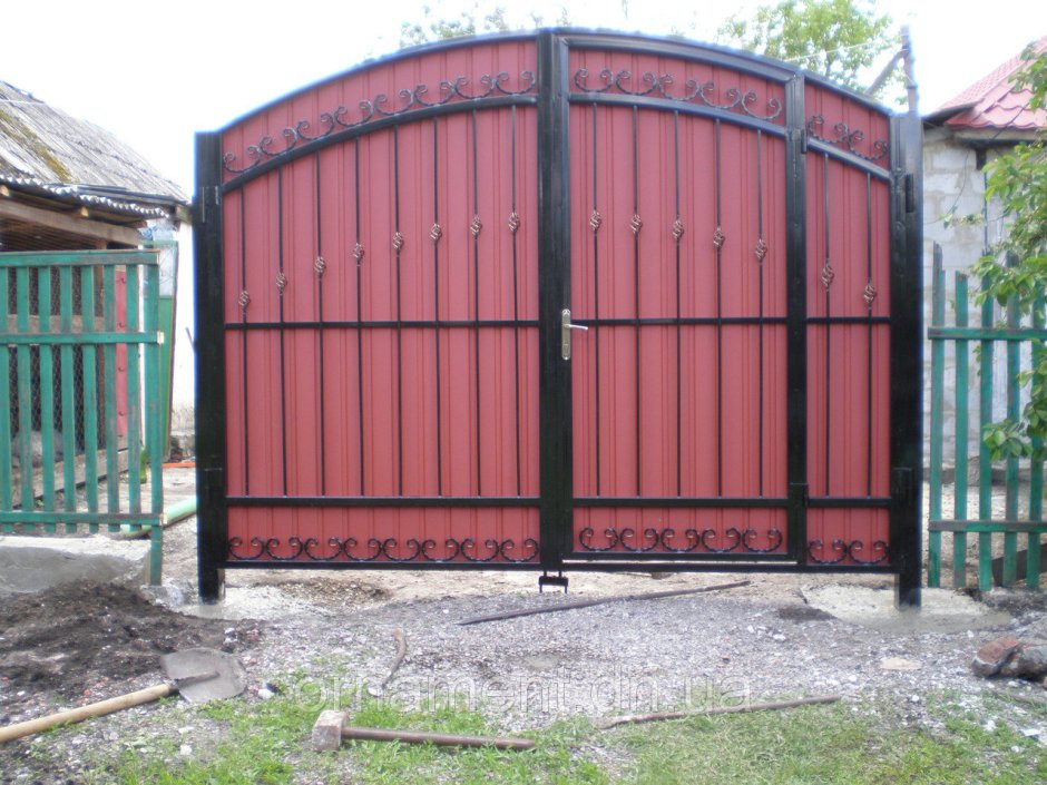 Небольшие ворота с калиткой внутри