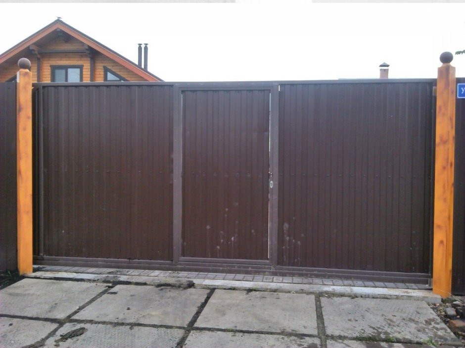 Откатные ворота из профнастила со встроенной калиткой