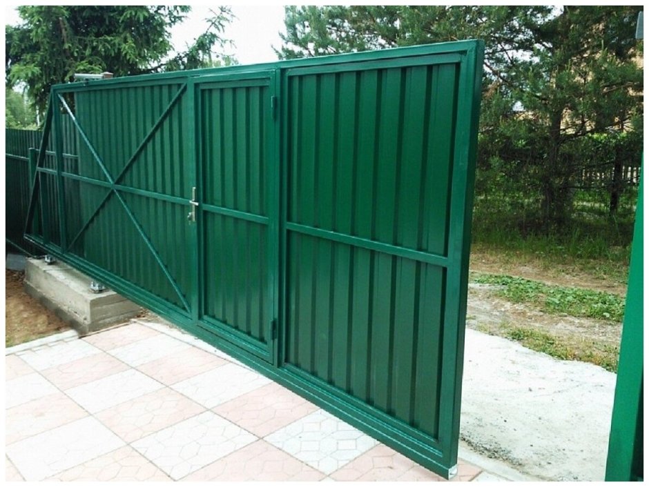 Калитка встроенная в ворота из профнастила