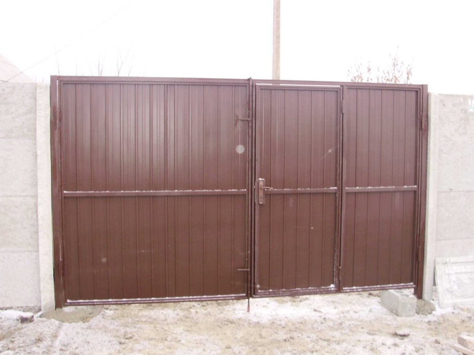 Ворота распашные металлические с калиткой из профнастила
