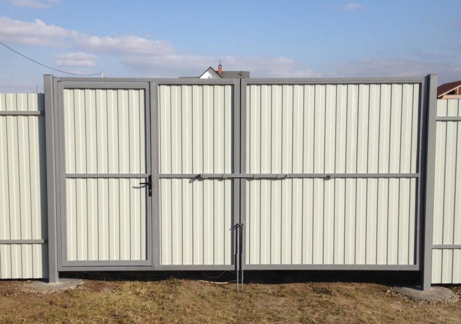 Ворота из профнастила с калиткой