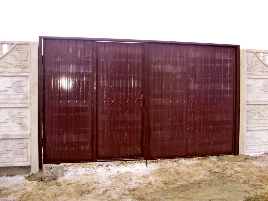 Ворота со встроенной калиткой для частного дома из профнастила