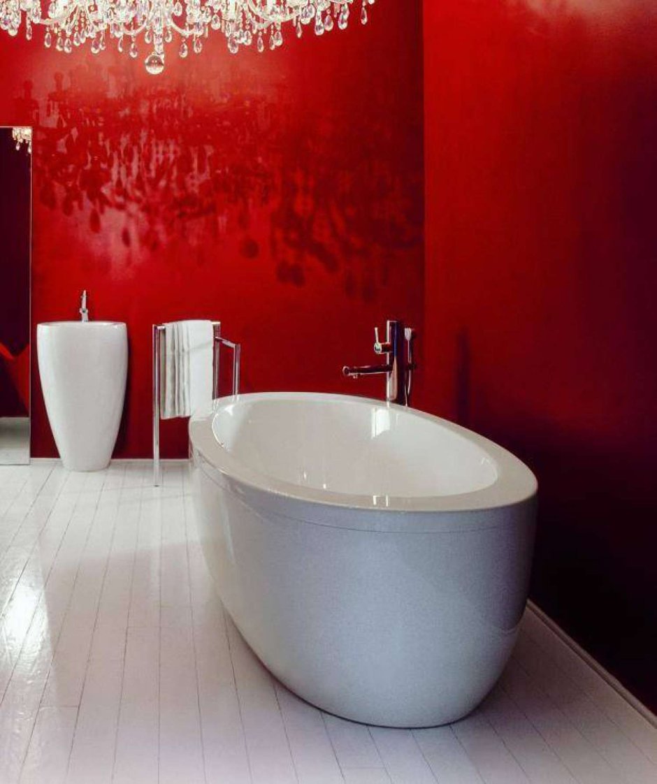 Ванная с красными стенами