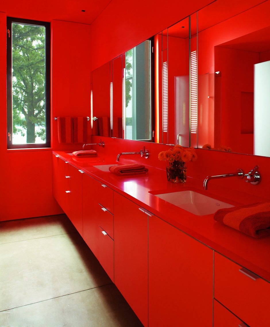 Туалетная комната в красных тонах