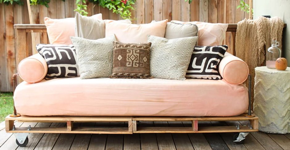 Диванчик из досок