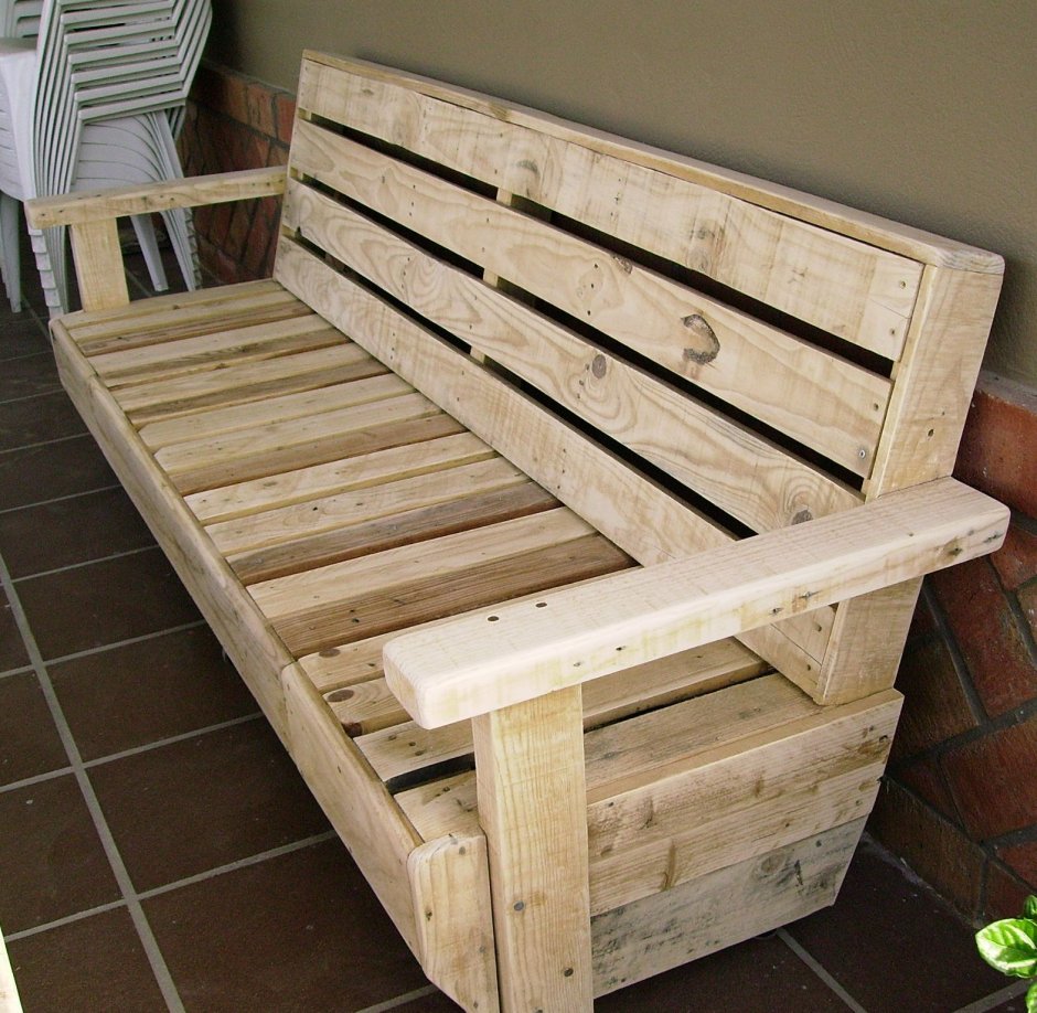 Угловой диван из дерева