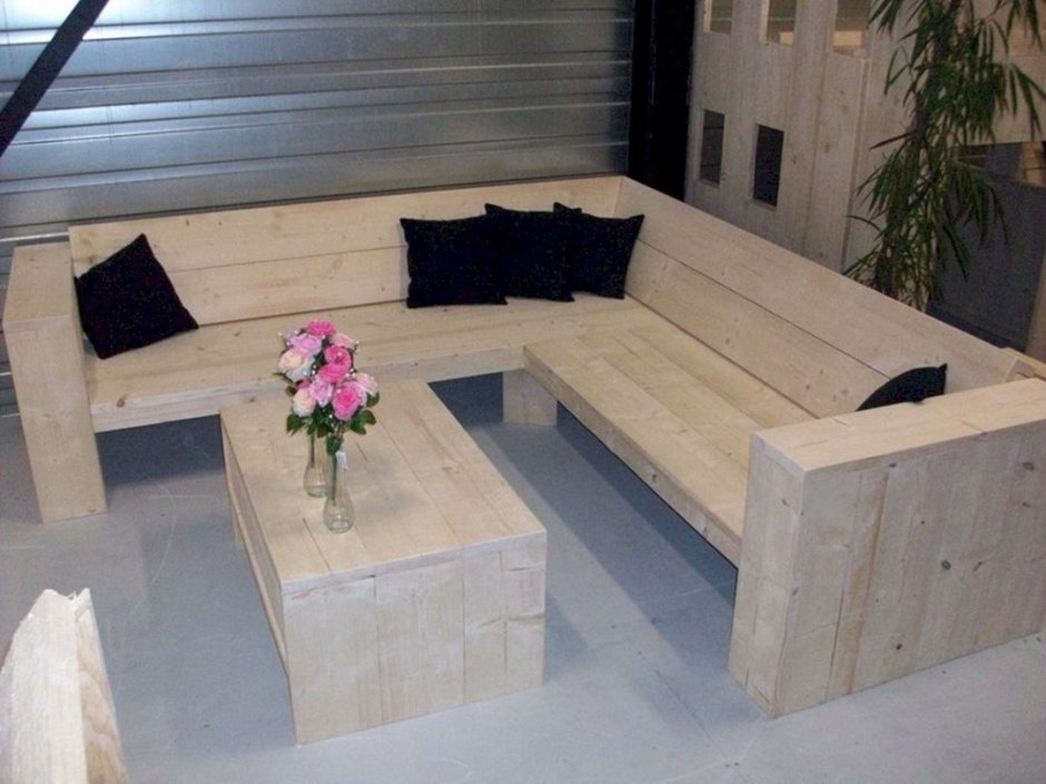 Диван с деревянными ножками