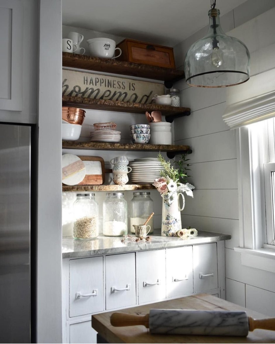 Кухня Прованс с открытыми полками