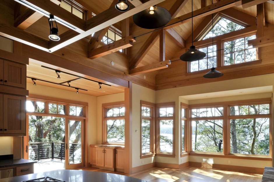 Потолок в деревянном доме с балками