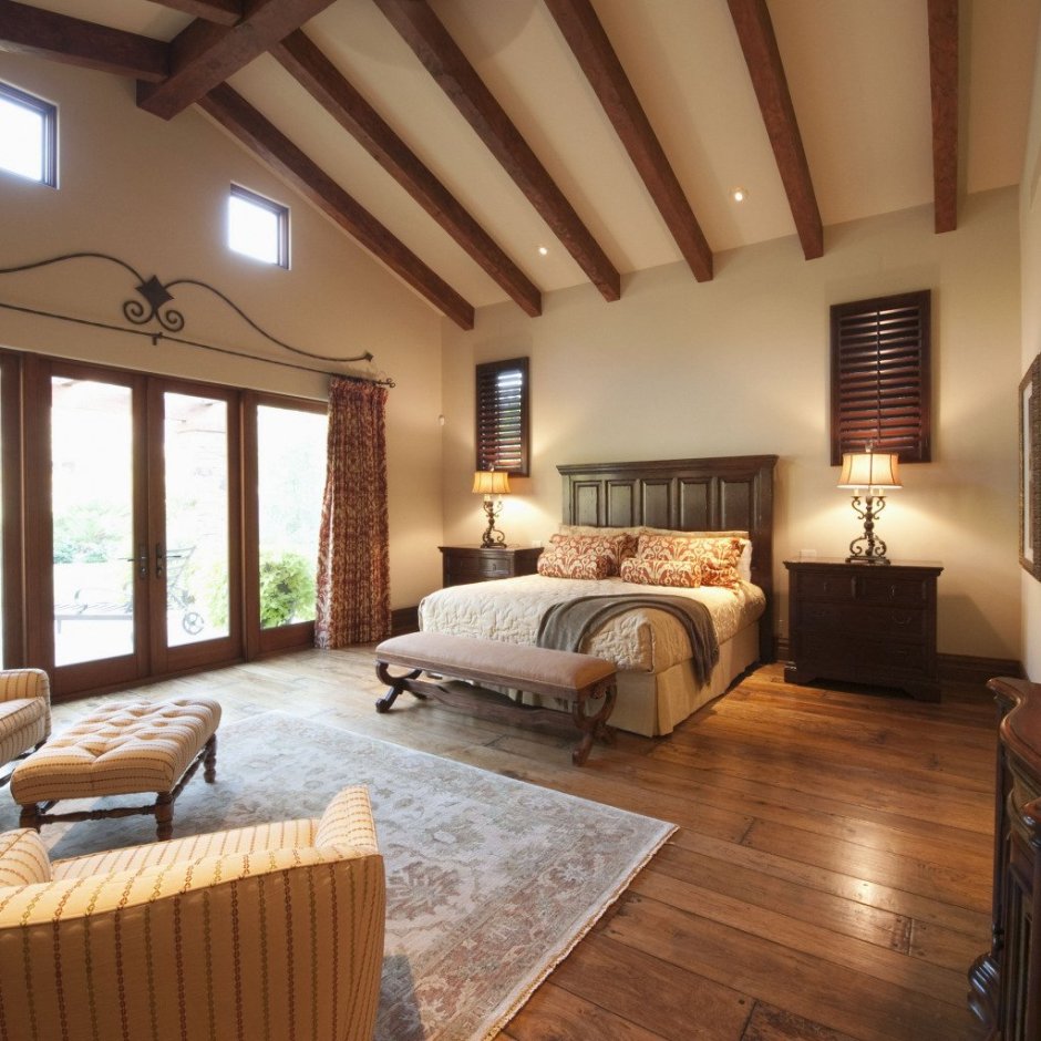 Деревянный потолок в комнате