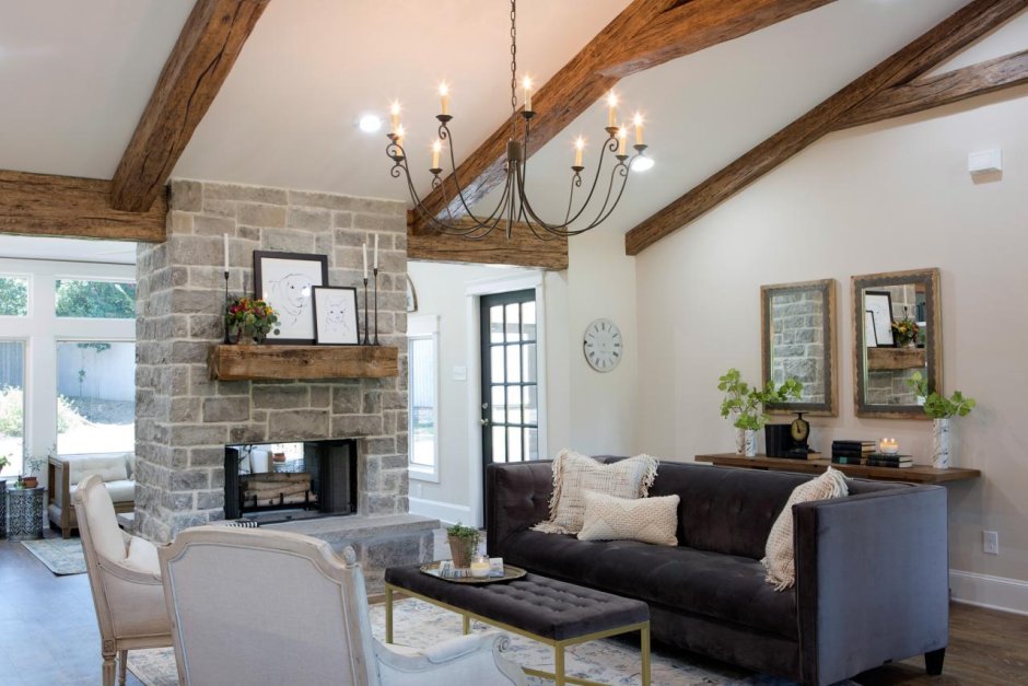 Гостиная каминная с балками и высоким потолком дизайн