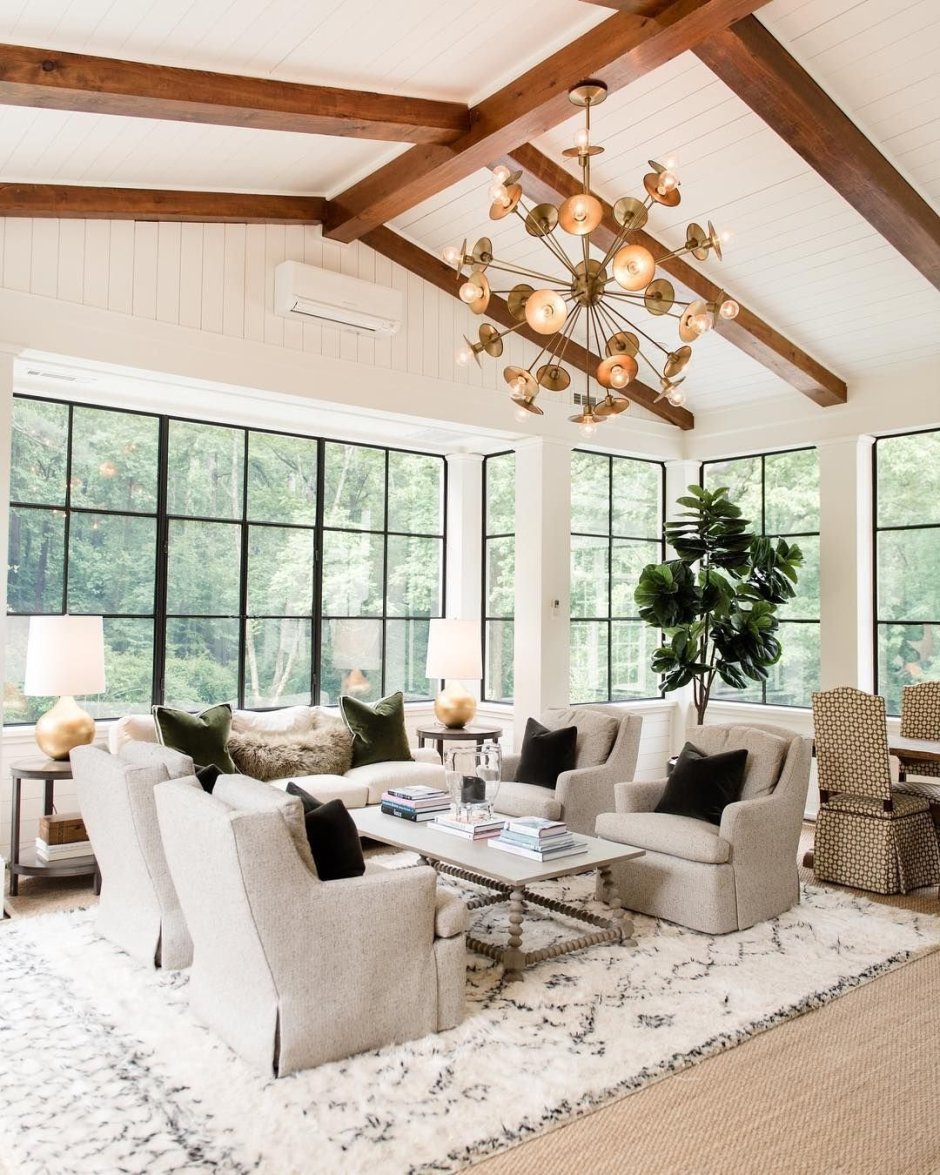 Гостиная без потолка под крышу