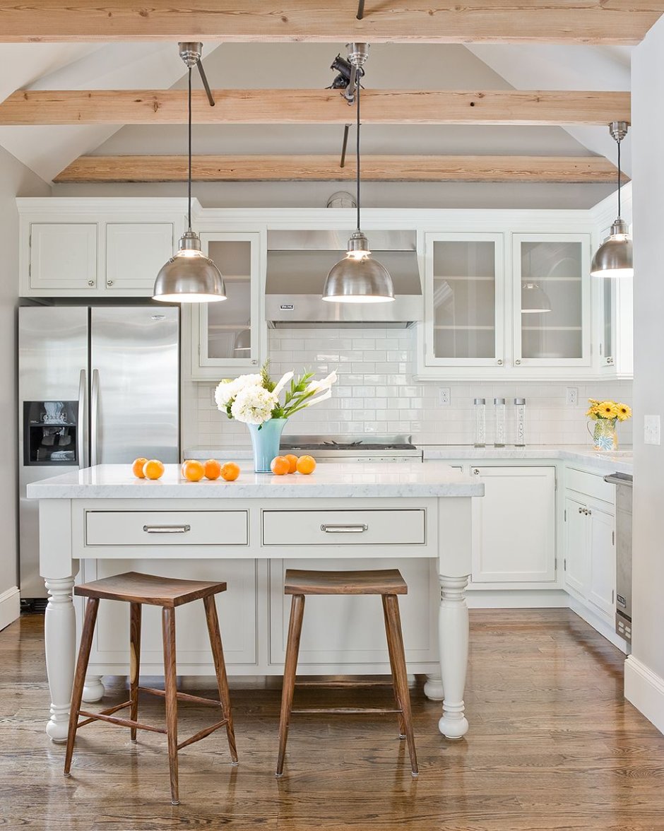 Деревянный потолок на кухне