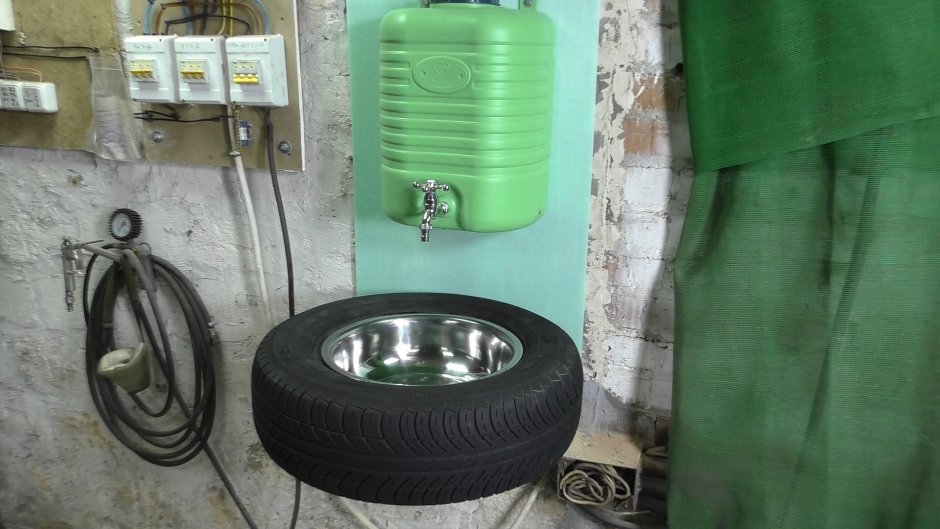 Умывальник из покрышек