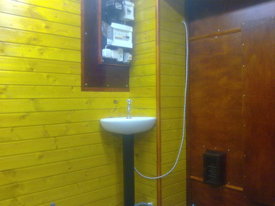 Угловая раковина в гараже