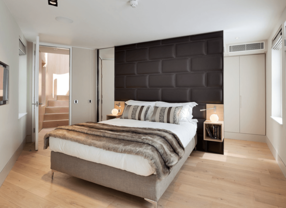 Гардероб за кроватью в спальне