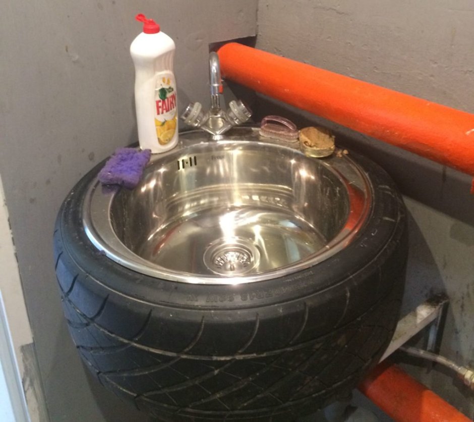 Умывальник из покрышек