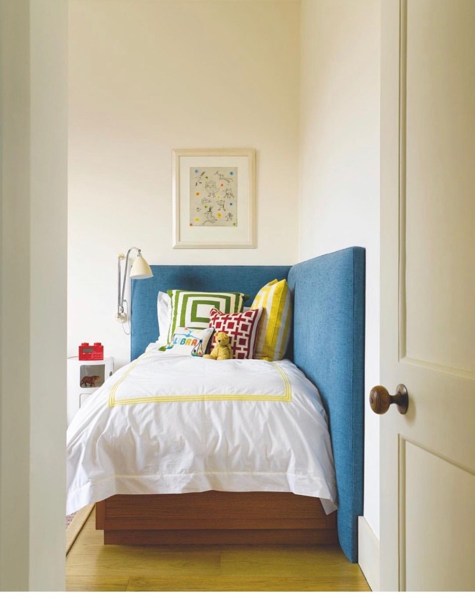 Кровать вдоль стены