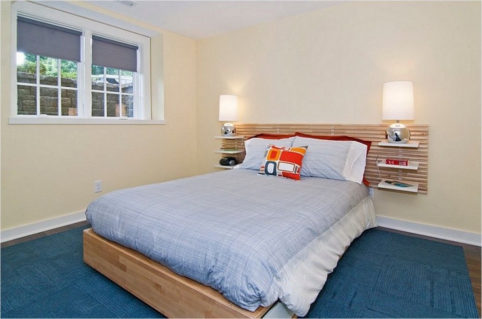 Кровать в углу комнаты