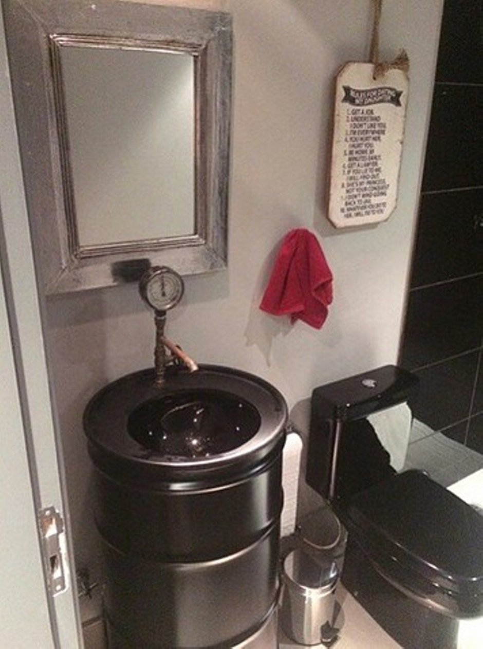 Туалетная комната в автосервисе